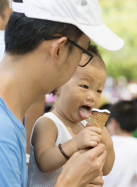 父と子のアイスクリームを食べること — ストック写真