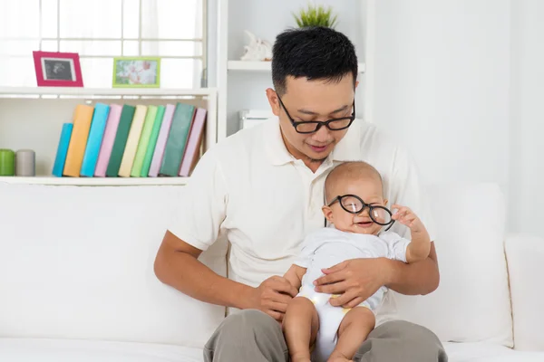 Koncepcja pielęgnacji niemowląt oczy. — Zdjęcie stockowe