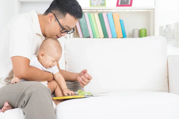 Father and child reading story book — Stock Photo, Image