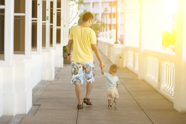 Отец и ребенок идут, держась за руки — стоковое фото