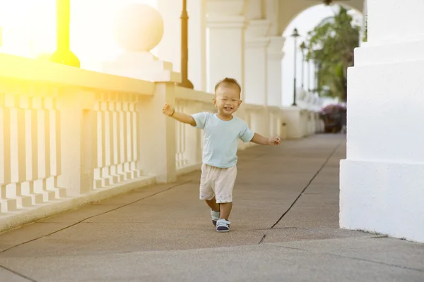 Asiatico bambino running a outdoor — Foto Stock