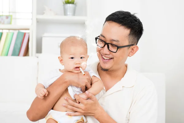 Baby med cigarett — Stockfoto