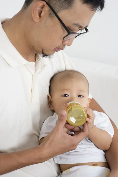 아버지 병 먹이 아기 — 스톡 사진