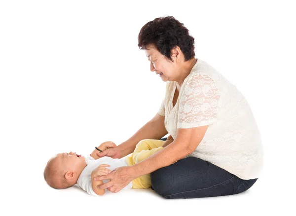 Abuela reconfortante nieto llorando . —  Fotos de Stock