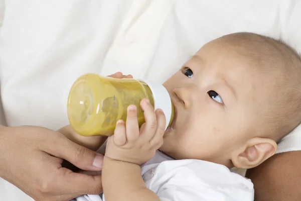 Vader voeden baby — Stockfoto