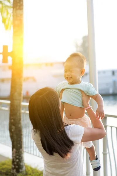 Madre e hijo de vacaciones — Foto de Stock