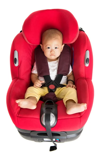 Niño sentado en asiento de coche aislado — Foto de Stock