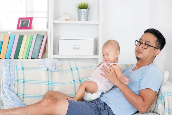 Père épuisé prenant soin de bébé seul — Photo