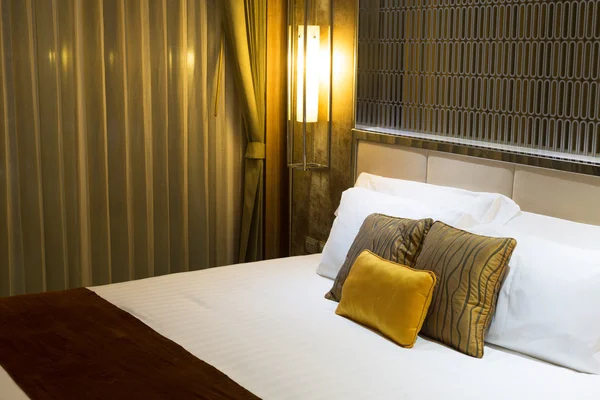 Pillows on a bed in a hotel. — Stock Photo, Image