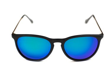 Mavi lensler ile modaya uygun güneş gözlüğü.