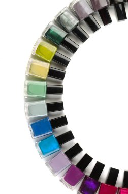 Yarım daire içinde düzenlenmiş oje ile şişe. Dikey fram