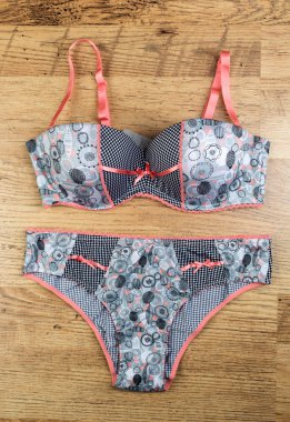 kadın iç çamaşırı ahşap zemin üzerinde ayarla