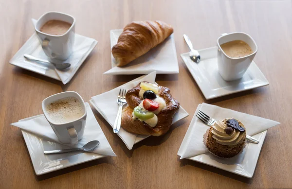 Kaffee, Croissants und Gebäck — Stockfoto