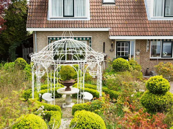 Gazebo branco na aldeia . — Fotografia de Stock