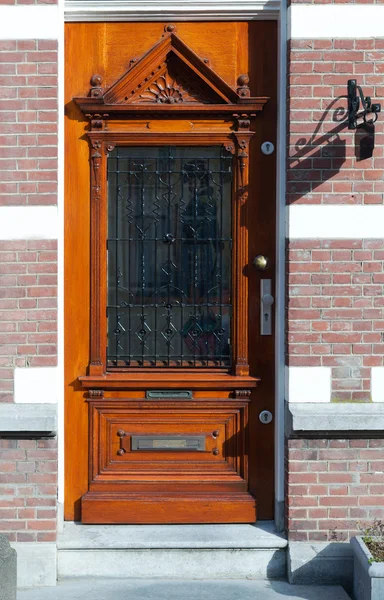 Elegante porta in legno antico — Foto Stock