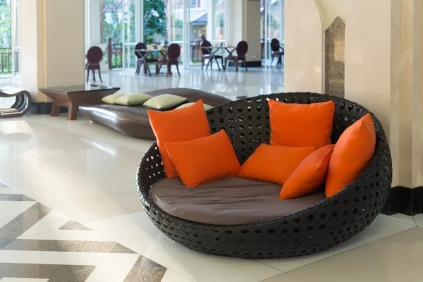 オレンジ色の枕を持つソファー — ストック写真