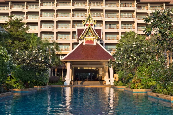 Zwembad in een Thaise hotel — Stockfoto