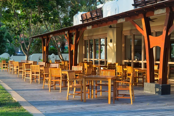 Günbatımı güneş ışığında boş Restoran — Stok fotoğraf