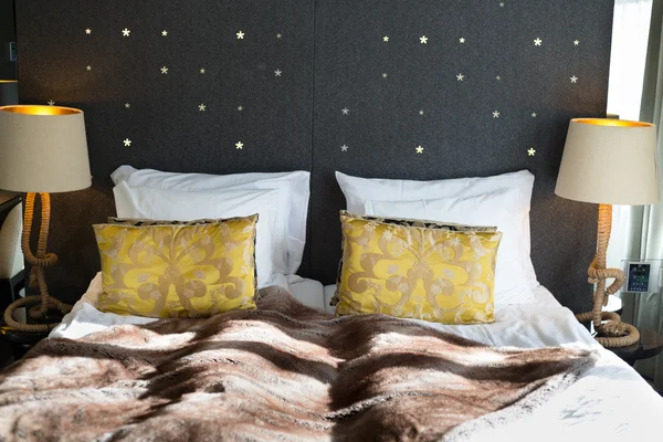 Bed, slaapkamer in een luxehotel. — Stockfoto