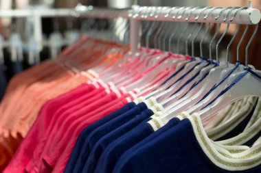 Askı üzerinde modern giyimleri