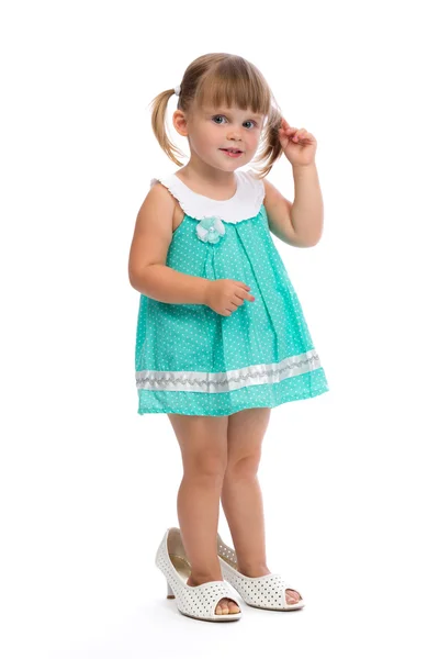 Маленька дівчинка в маминому взутті — стокове фото
