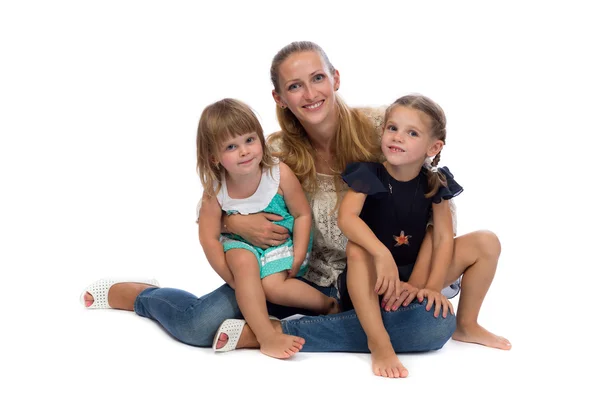 Retrato de família de uma jovem mãe encantadora e duas filhas . — Fotografia de Stock