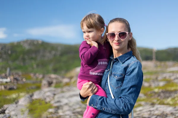 Fiatal anya napszemüveg a kezét a lányával — Stock Fotó