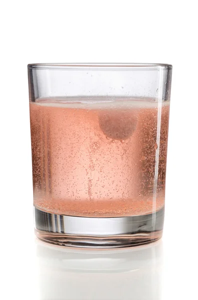 Orange Brausetablette in einem Glas Wasser. — Stockfoto