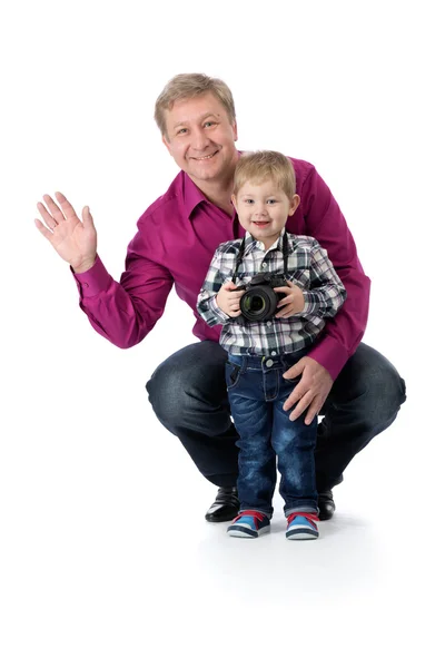 Padre e hijo pequeño con una cámara — Foto de Stock