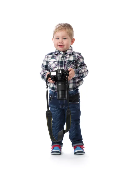 Trzyletni chłopiec z aparatem w dłoni w studiu. — Zdjęcie stockowe