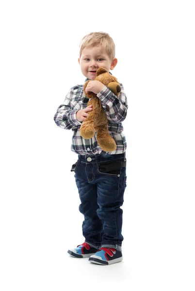 Menino de três anos com um urso de brinquedo no fundo branco — Fotografia de Stock