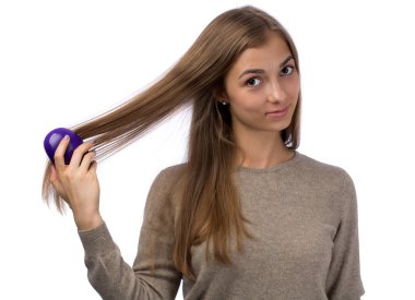 chica cubre su carpeta de cara