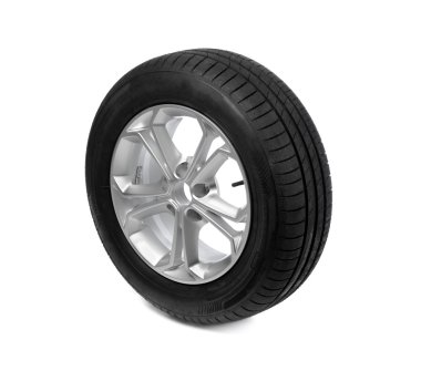 Araba tekerlek üzerinde beyaz izole. Lastik