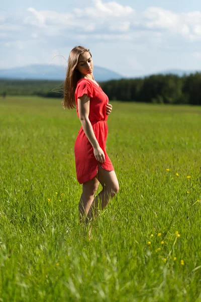 Bir alandaki Kırmızı elbiseli güzel kız
