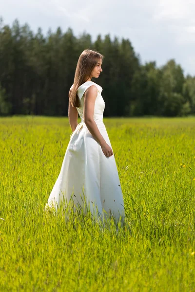 Jeune fille dans une robe de mariée — Photo