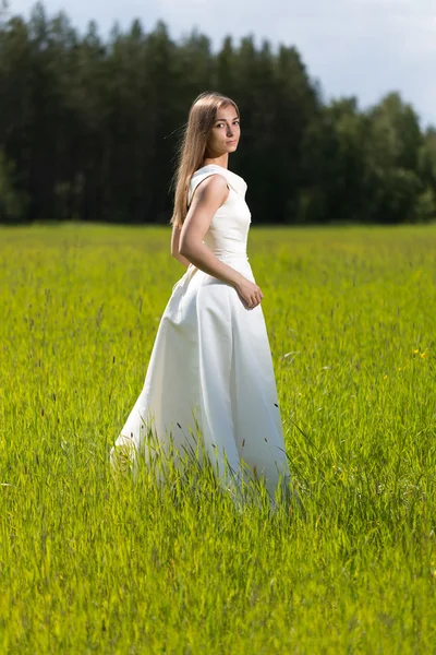 Bella ragazza in un abito da sposa — Foto Stock