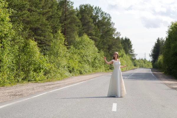 Девушка в платье на дороге — стоковое фото