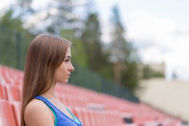 Profil genç bir esmer kadın portresi