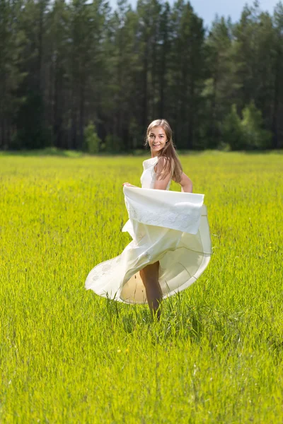 Girl in a white dress in a field — Stock Photo, Image