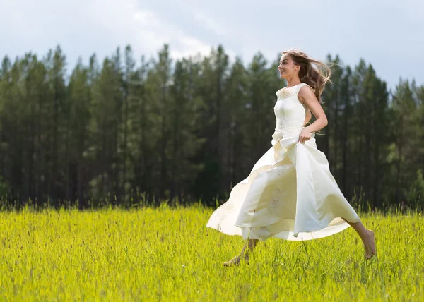 Девушка в белом платье прыжки — стоковое фото