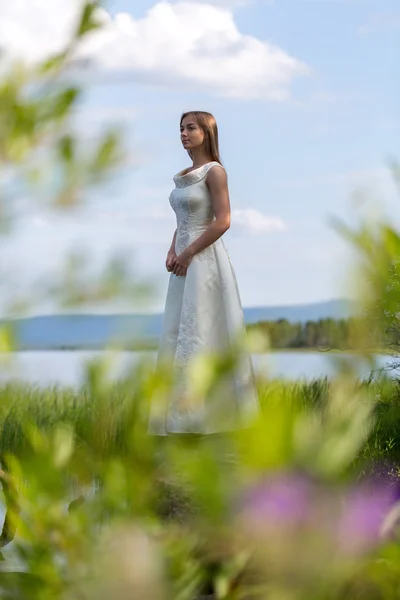 Chica en vestido blanco en el lago — Foto de Stock