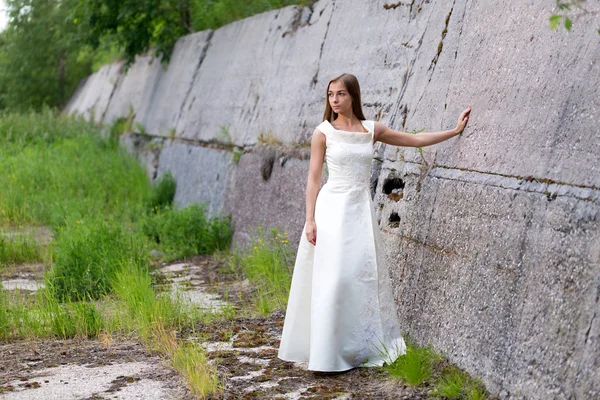 Dívka v bílých šatech na zeď — Stock fotografie