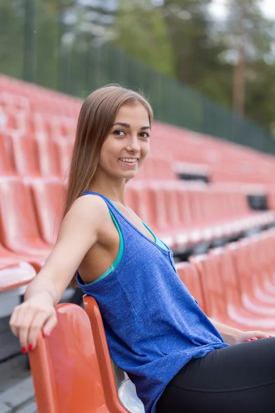 Portrait d'une fille brune souriante — Photo