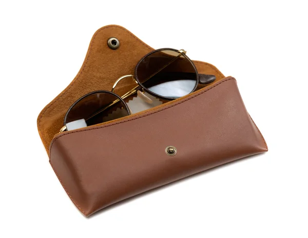 Braune Ledertasche Sonnenbrille — Stockfoto