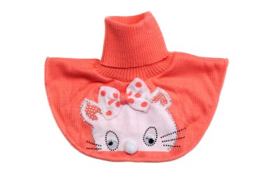 Eşarp deseni namlu bir kedi ile pembe yaka örgü.