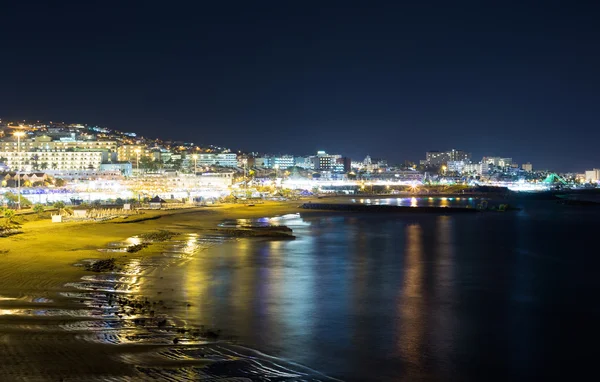 Vista notturna della città e del mare — Foto Stock
