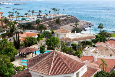 Otel penceresinden manzara güzel.