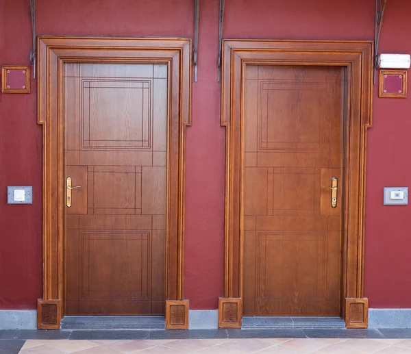 Duas portas de madeira do hotel . — Fotografia de Stock