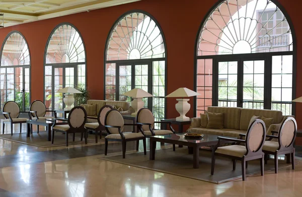 Lobby do hotel de luxo com grandes janelas — Fotografia de Stock