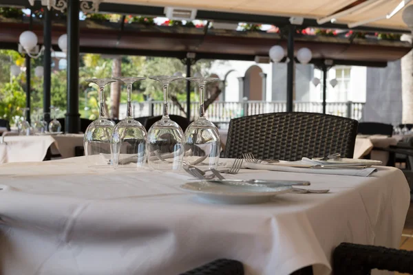 Copas de vino sobre una mesa en un restaurante. —  Fotos de Stock